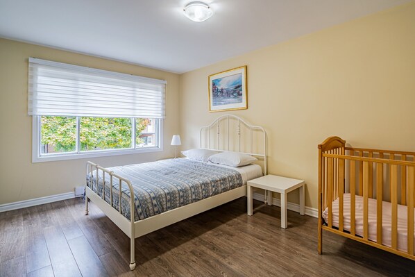 3 bedrooms, iron/ironing board, WiFi, bed sheets