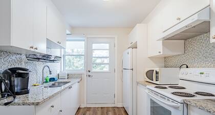 Spacious 3 bdr apartment , Free parking