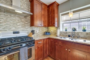 Geladeira, micro-ondas, cooktop, lava-louças