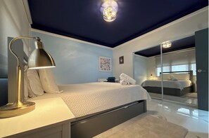 3 habitaciones, escritorio, tabla de planchar con plancha y wifi gratis 
