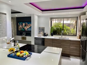 Refrigerador, microondas, cafetera y tetera y tostadora 