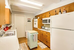 Frigorífico, microondas, placa de cocina y lavavajillas