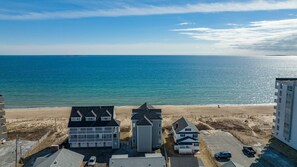 On the beach - Spacious oceanfront one bedroom! (Old Orchard Beach)