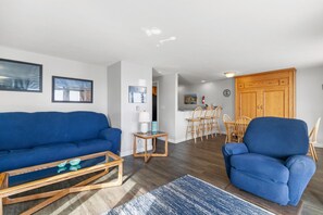 TV - Spacious oceanfront one bedroom! (Old Orchard Beach)