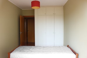 2 dormitorios, tabla de planchar con plancha, wifi y ropa de cama