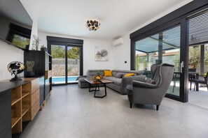 TV - Luxury Villa Adria Apartments for large groups with Pools and Jacuzzi (Krk (Krk))
