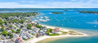 BELLE of the BEACH: 30 feet to gorgeous PRIVATE BEACHFRONT home SLEEPS up to 13