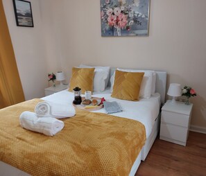 2 slaapkamers, een strijkplank/strijkijzer, gratis wifi, beddengoed