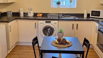 Jääkaappi, mikroaaltouuni, uuni, liesi