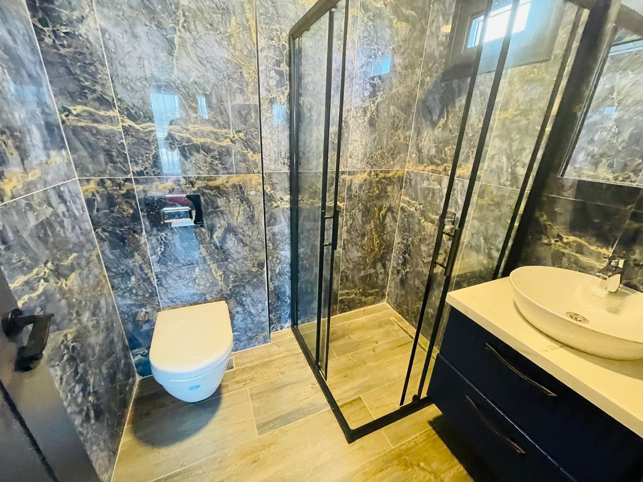 Douche, sèche-cheveux, serviettes fournies, savon
