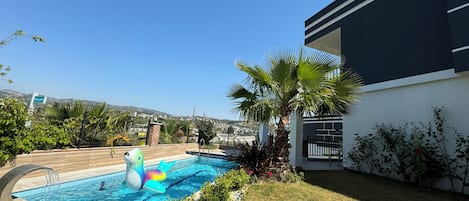 Piscina all'aperto, una piscina riscaldata