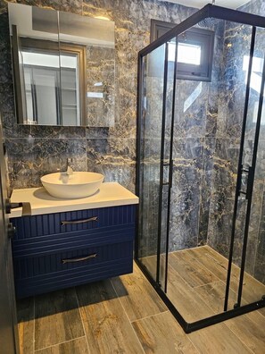 Chuveiro, secador de cabelo, toalhas de banho, sabonete