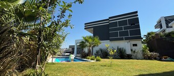 Villa mit Privatem Pool in der Nähe von Strand und Einkaufszentrum