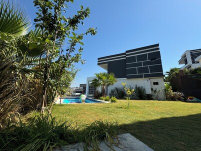 Villa mit Privatem Pool in der Nähe von Strand und Einkaufszentrum