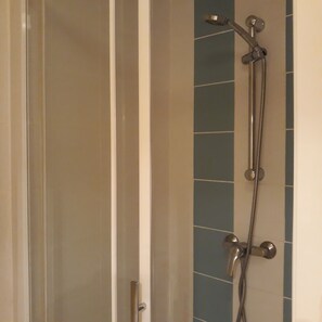 Douche, serviettes fournies