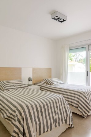 3 chambres, bureau, fer et planche à repasser, accès au Wi-Fi (inclus)