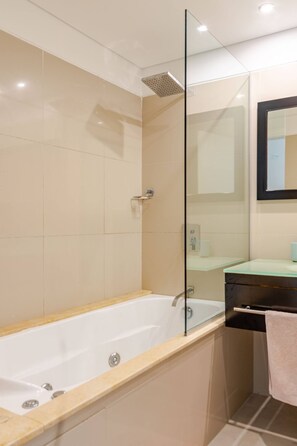 Douche, baignoire à jets, sèche-cheveux, bidet