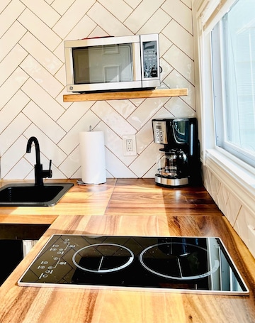 Fridge, microwave, stovetop, coffee/tea maker. 1-bedroom apartment just 17 minutes from Mercedes-Benz Stadium