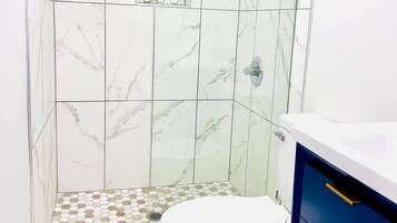 Secador de pelo, toallas, jabón, shampoo