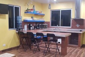 Réfrigérateur, micro-ondes, plaque de cuisson, cafetière/bouilloire