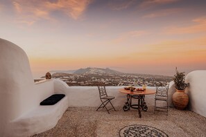 Design Villa | 5 bedrooms, premium bedding, individually decorated - Santa Croce Villa (Santorini)