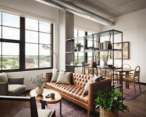Muebles diferentes, escritorio y espacio para trabajar con laptop