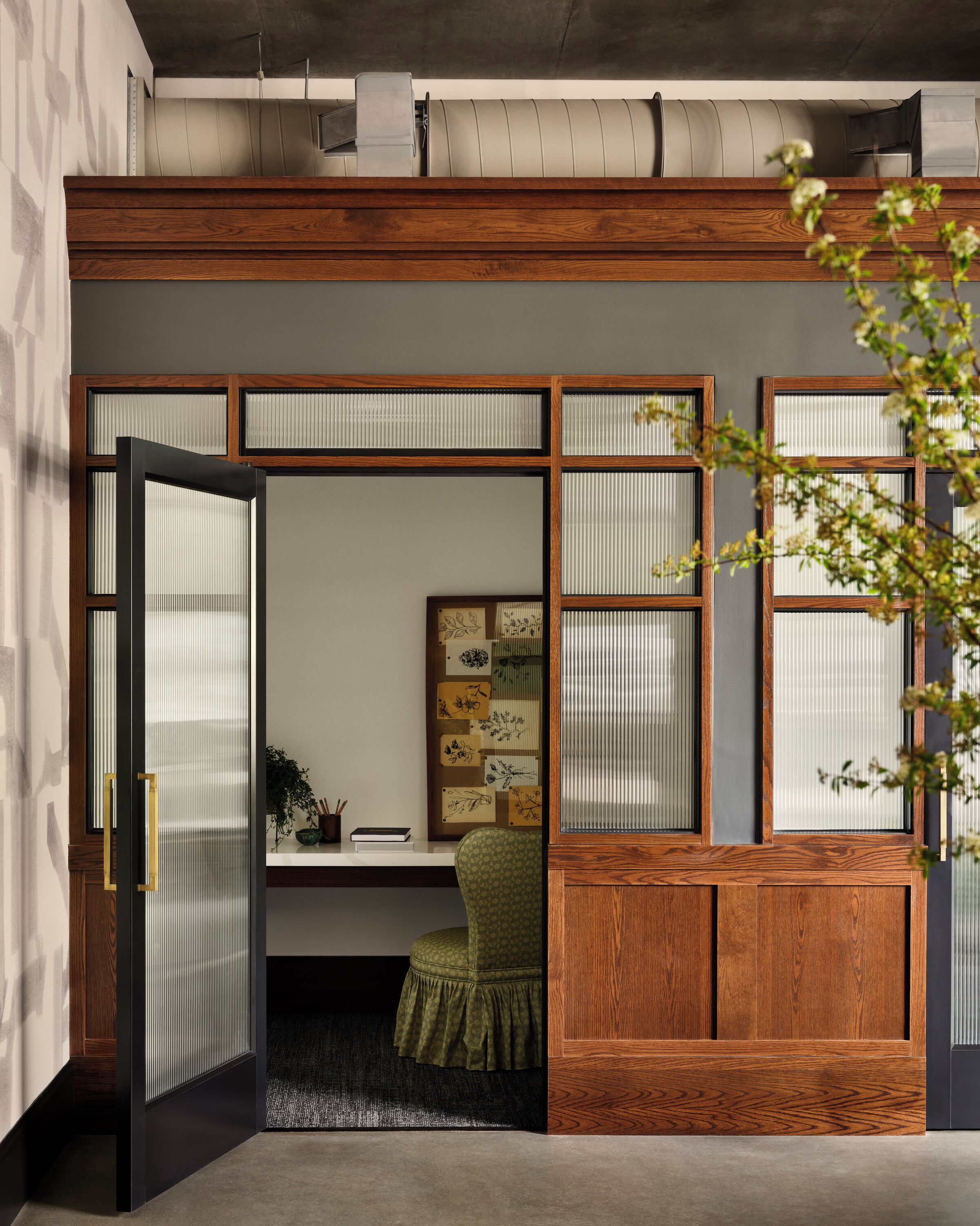 A traditional Japanese-style room with sliding doors, a desk, and a green chair.