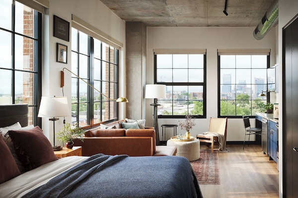 Studio Suite Deluks | Dilengkapi dengan perabotan berbeda-beda dan meja kerja