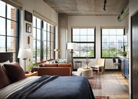 Muebles diferentes, escritorio y espacio para trabajar con laptop 