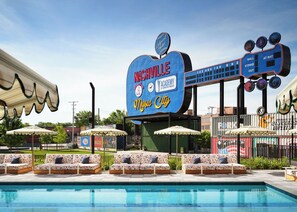 Outdoor pool, free cabanas, pool umbrellas - Memoir Wedgewood Houston (Nashville)