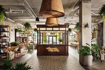 Reception area at Memoir Wedgewood Houston