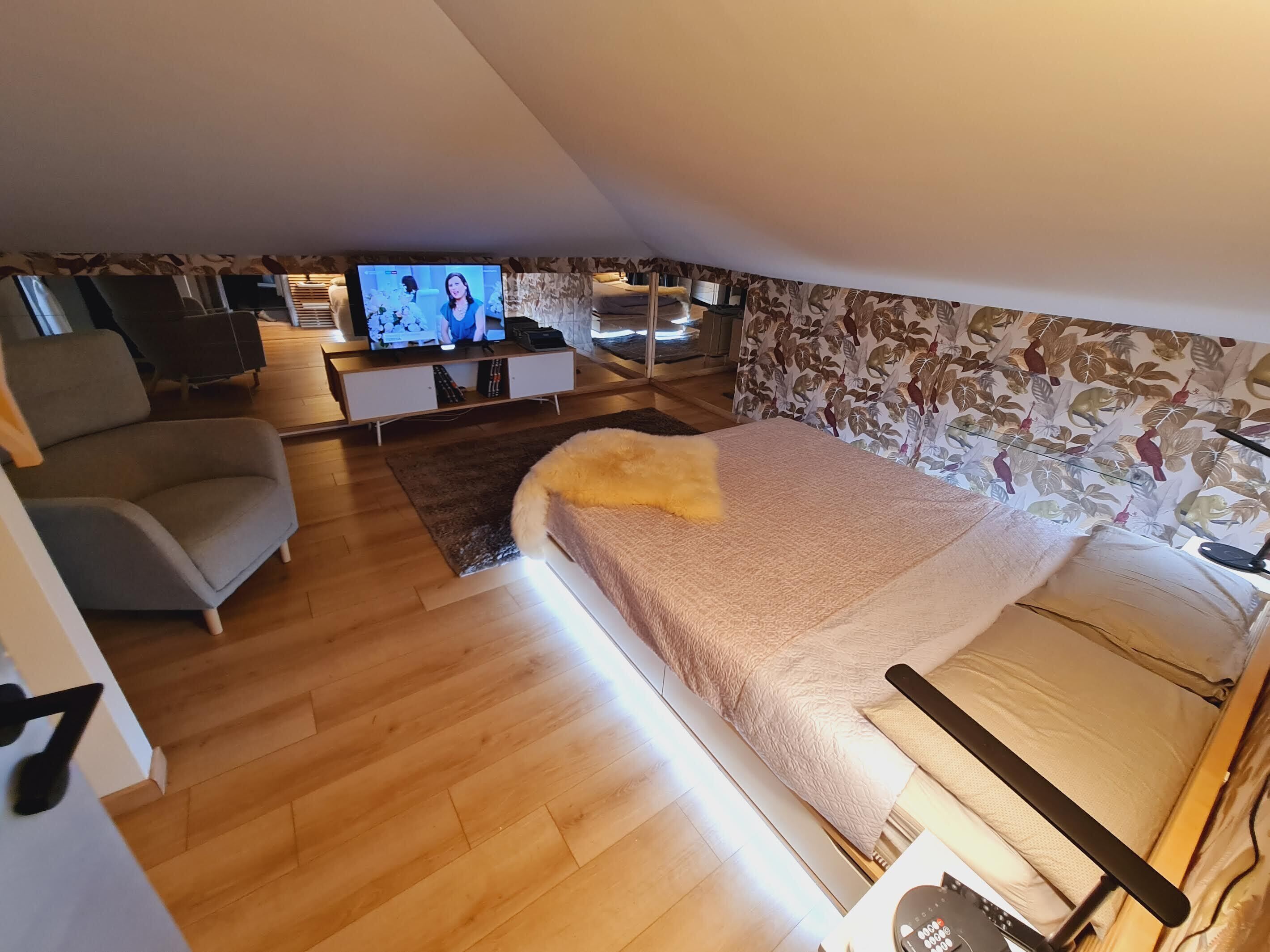 Muebles diferentes, escritorio y sistema de insonorización 