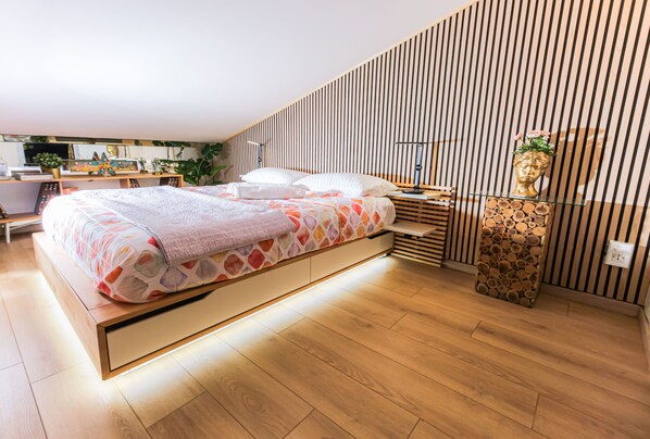 Comfort Triple Room, 3 Bedrooms | Living area | Flat-screen TV, computer monitors, printers - Flytosuite aeroporto attico mansarda  (Calderara di Reno)