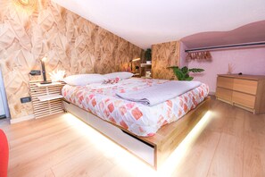 Individually furnished, desk, soundproofing, iron/ironing board - Flytosuite aeroporto attico mansarda  (Calderara di Reno)