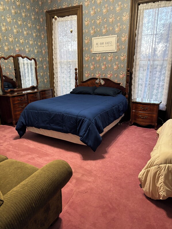 6 Schlafzimmer, Zimmersafe, Schreibtisch, Reisekinderbett