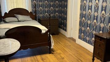 6 sovrum, värdeförvaringsskåp på rummet, skrivbord och resesäng