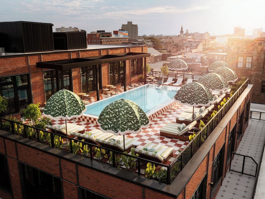 Piscina externa, funciona das 8h às 22h, guarda-sóis, espreguiçadeiras