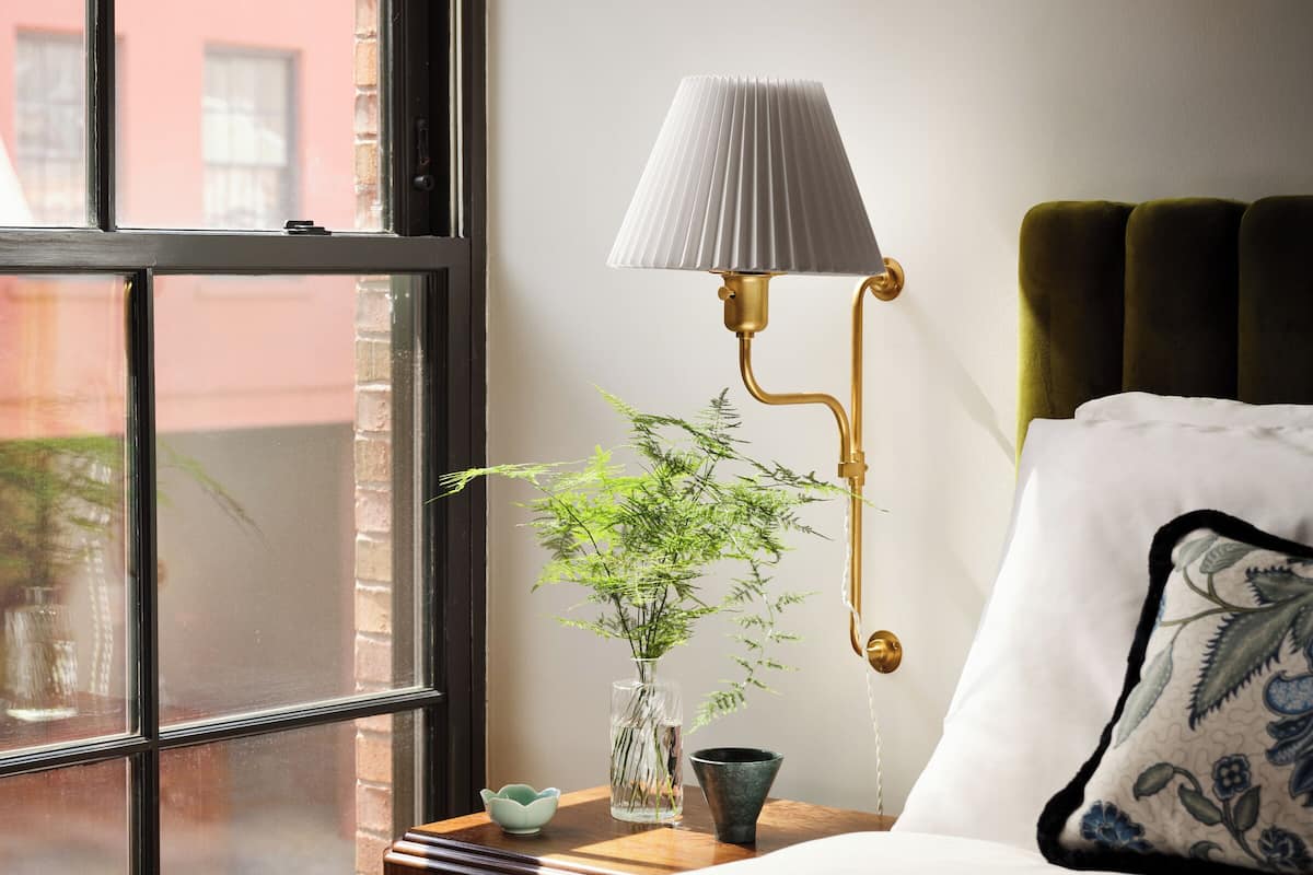 Luxe beddengoed, donsdekens, een bureau, een laptopwerkplek