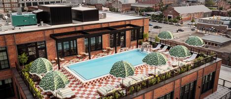 Außenpool, geöffnet von 08:00 Uhr bis 22:00 Uhr, Sonnenschirme