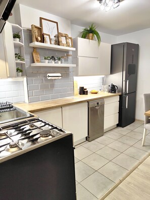 Refrigerador, microondas, horno y parrilla de estufa 