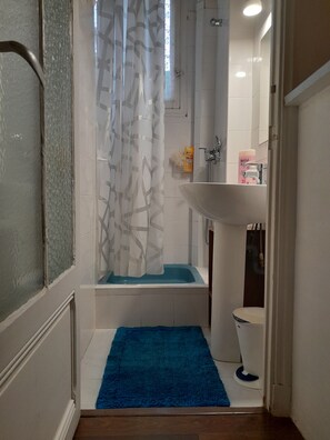 Haartrockner, Seife, Toilettenpapier