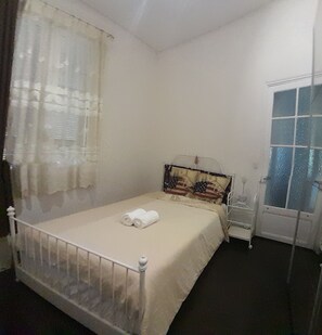 1 soverom, strykejern/-brett, wi-fi (inkludert) og sengetøy