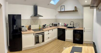 Blackberry Cottage — Dog-Friendly Home in Cardiff