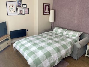 1 dormitorio, escritorio, tabla de planchar con plancha y cuna de viaje
