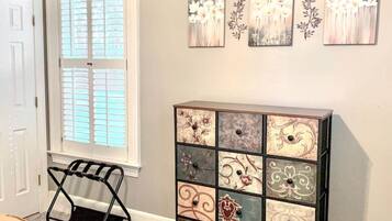 4 Schlafzimmer, Schreibtisch, Bügeleisen/Bügelbrett, Reisekinderbett