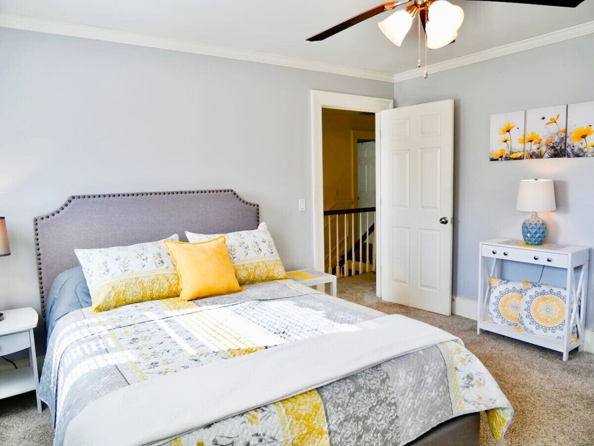 4 habitaciones, escritorio y tabla de planchar con plancha 