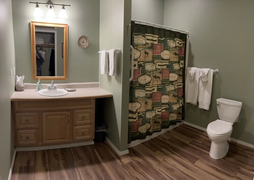 Crooked Creek Retreat Luxurious room on Creek, 2 Queen bds + Full Fishing Gear.