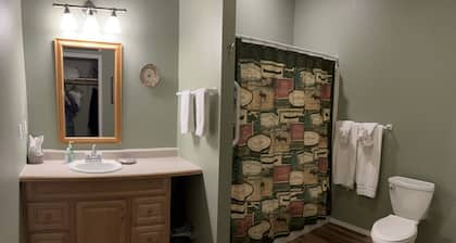 Crooked Creek Retreat Luxurious room on Creek, 2 Queen bds + Full Fishing Gear.