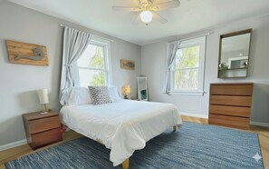 2 bedrooms, desk, iron/ironing board, travel crib - 2/1 - Upper unit - 4 blocks to the Beach (Jacksonville Beach)