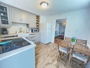 Køleskab, mikrobølgeovn, ovn, kogeplade